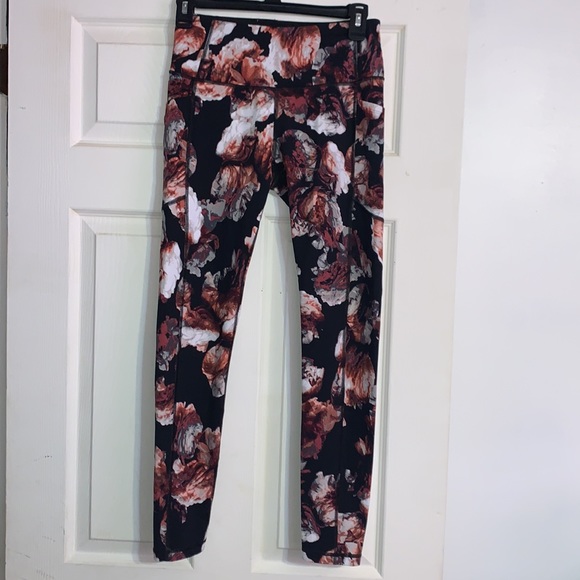 Victoria’s Secret Black Rose Tease Floral Knockout Leggings - Picture 4 of 9